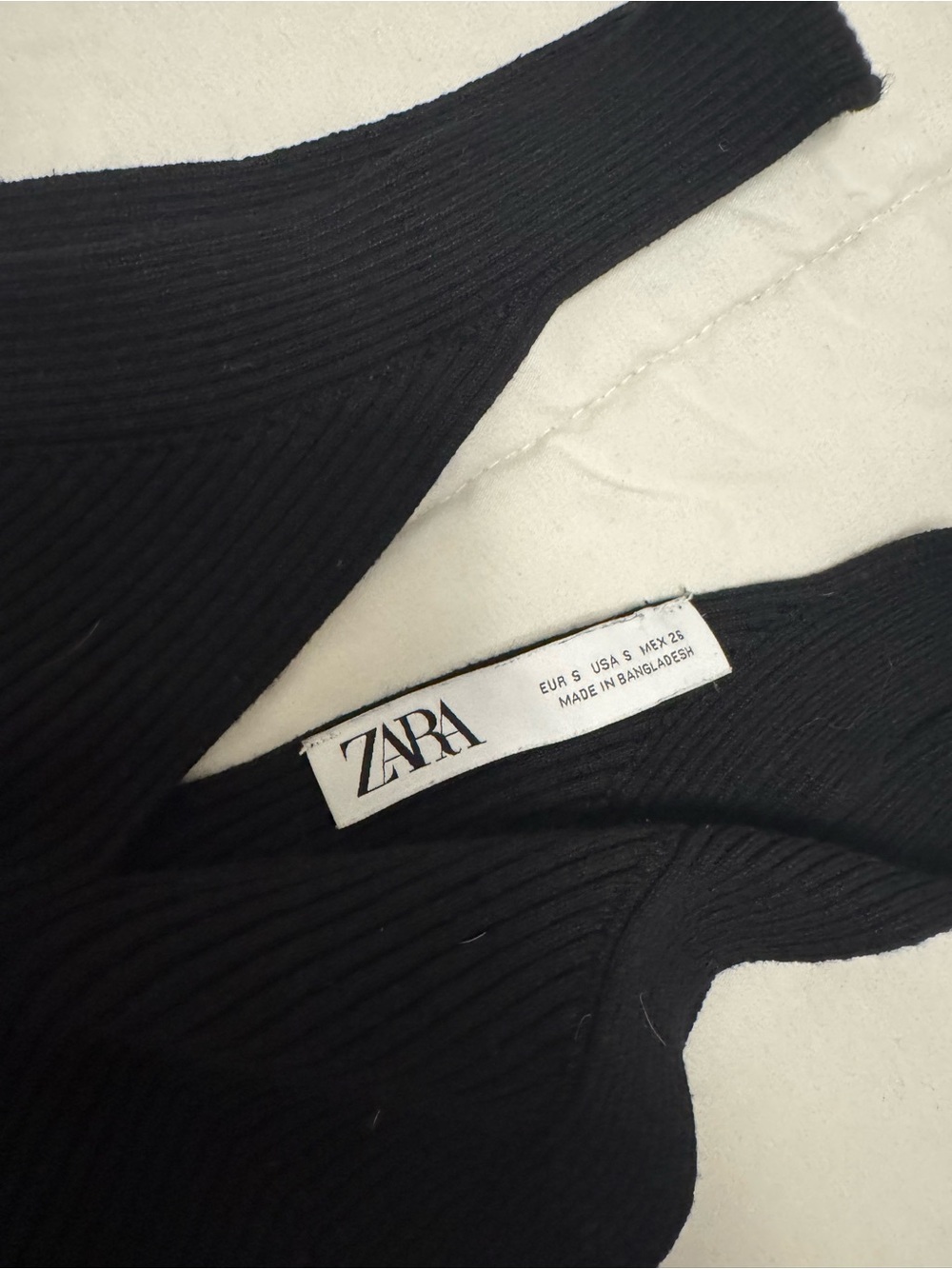 Zara Black Ribbed V-Neck Tank - Picture 2 of 2